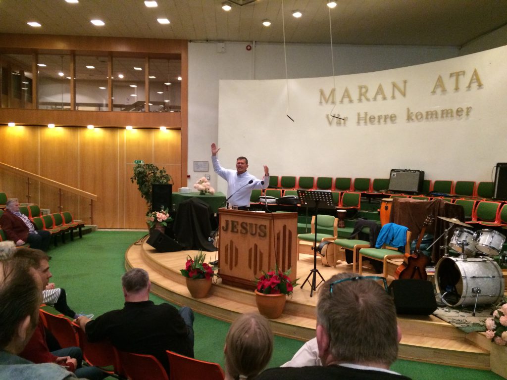 Haakon Martinsen forkynner fra Maran ata Templet Oslo